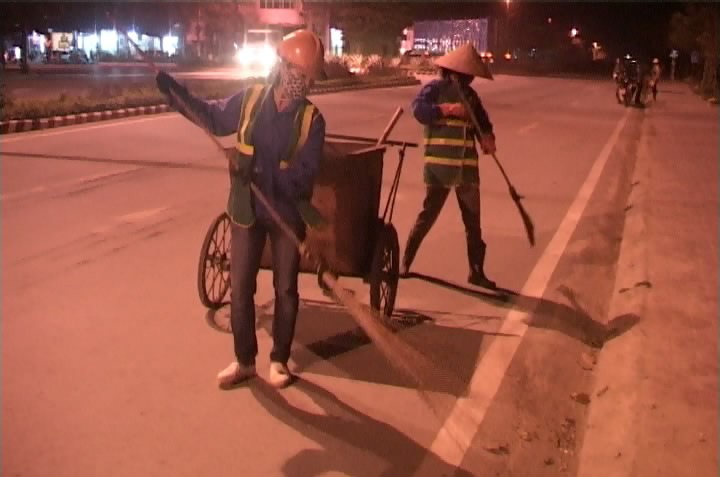 Street cleaners and their honorable work - ảnh 1